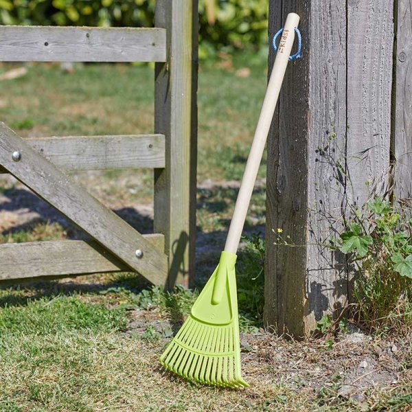 Briers Childrens Leaf Rake – Whitakers Garden Centre
